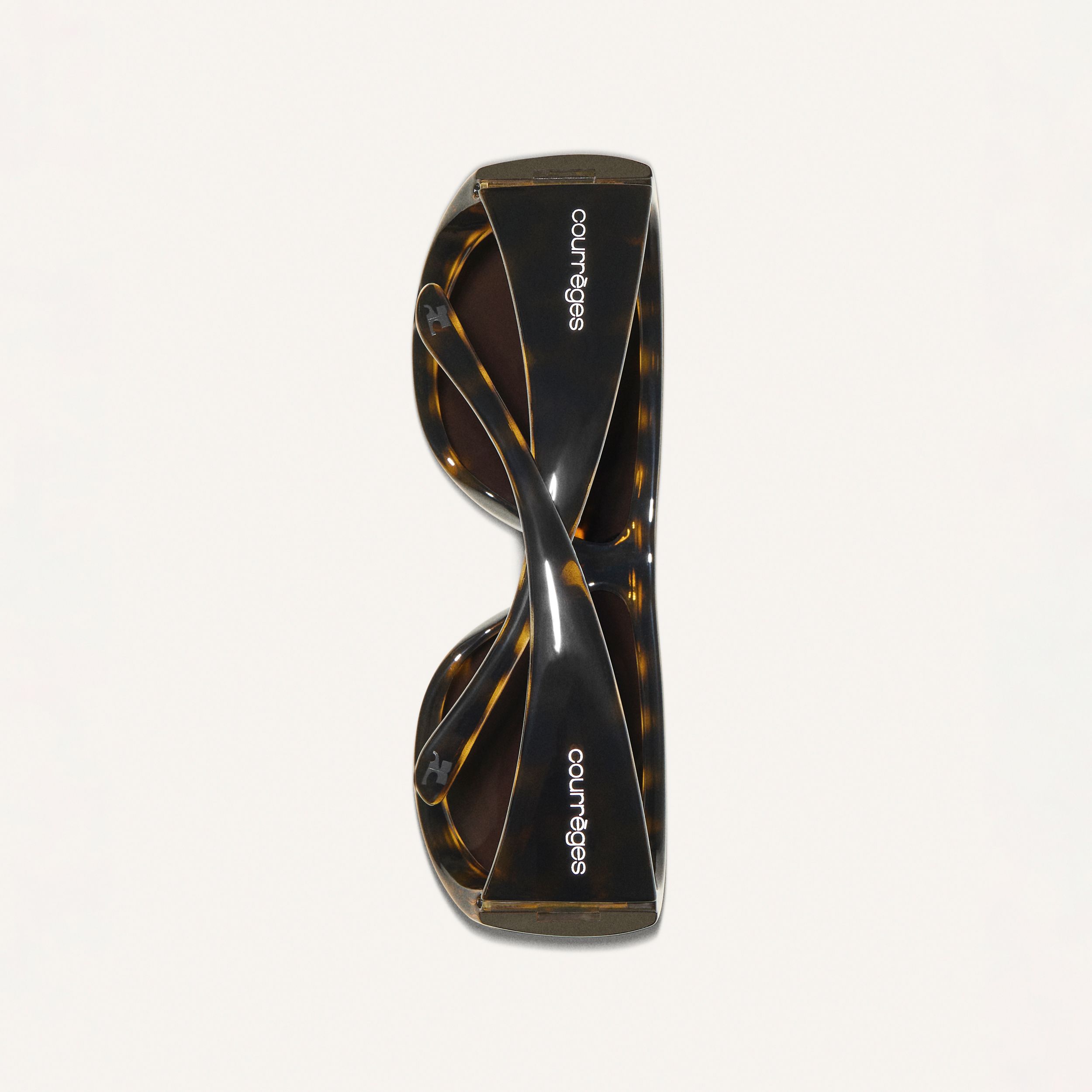 Lunettes de soleil écaille noire élégantes avec logo Courrèges, parfaites pour une touche de mode.