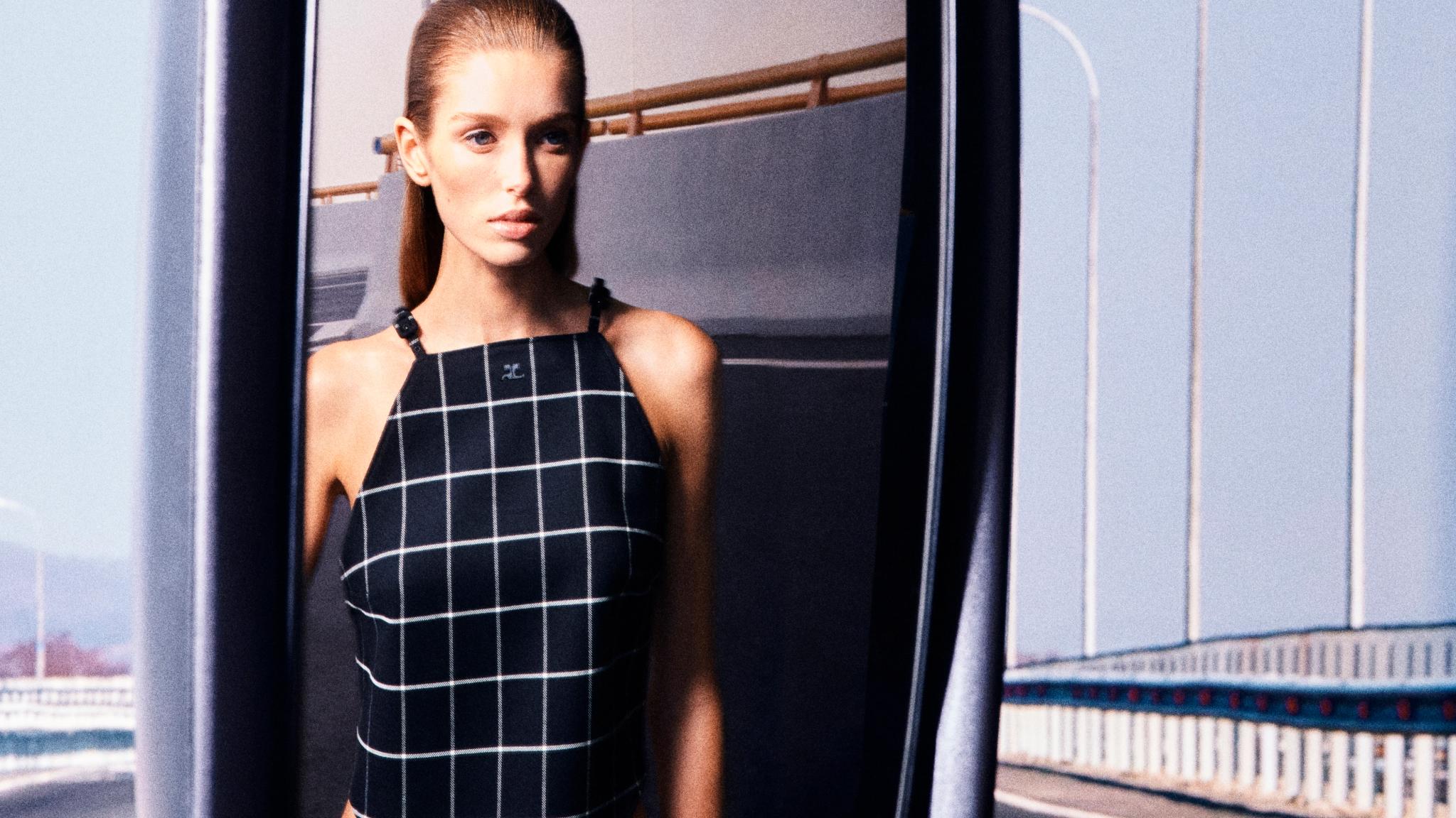 Modèle élégant en style Courrèges, présentant une élégance moderne sur un site e-commerce.