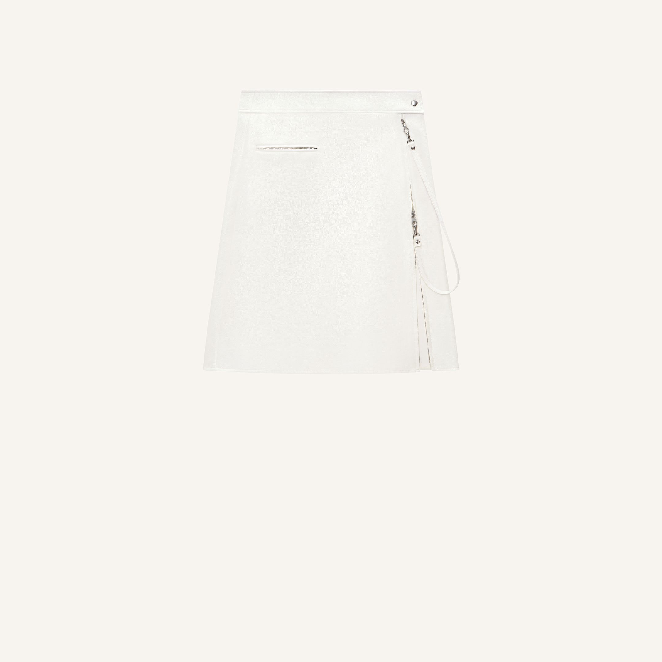 Jupe blanche élégante avec zips, idéale pour la mode Courrèges sur un site e-commerce.