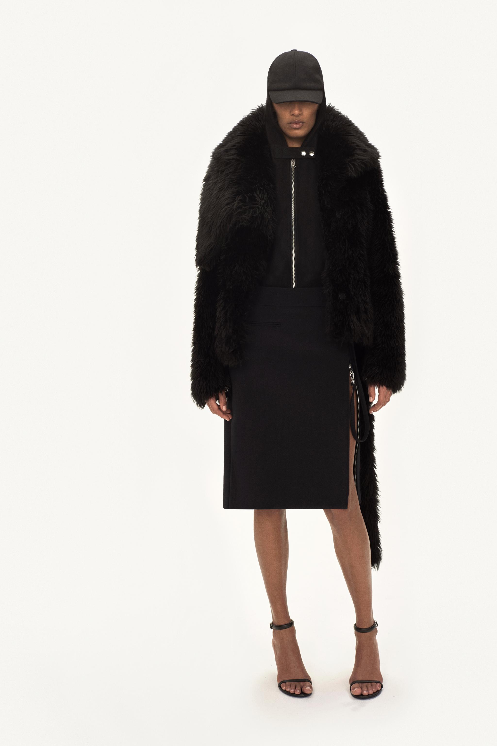 Manteau en fourrure noir élégant et jupe avec fermeture éclair, vêtements Courrèges pour femmes.