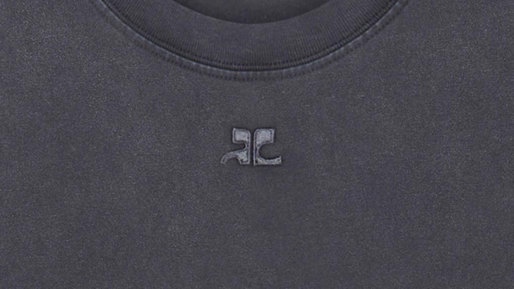 Sweat-shirt noir Courrèges élégant avec logo subtil, idéal pour un look tendance.