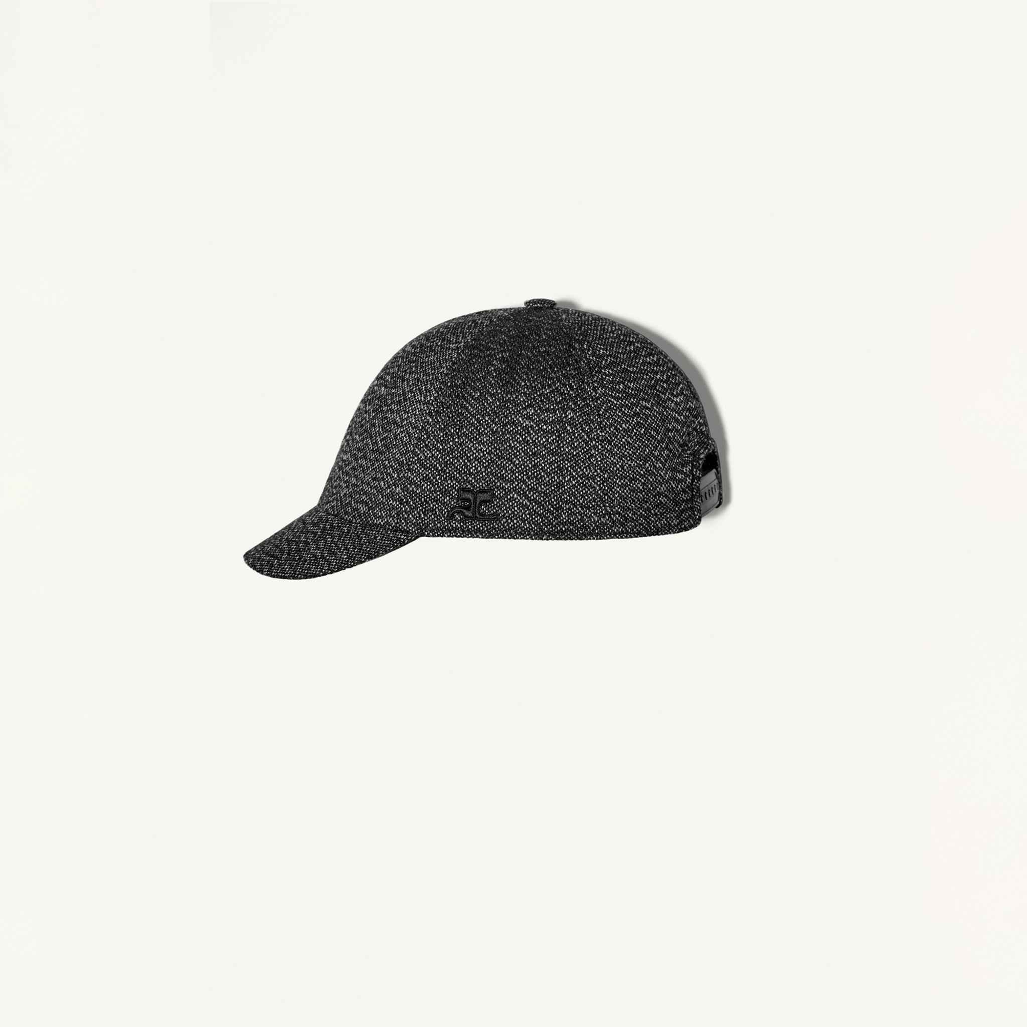 Casquette élégante à texture noire et blanche pour la marque Courrèges sur un site ecommerce.