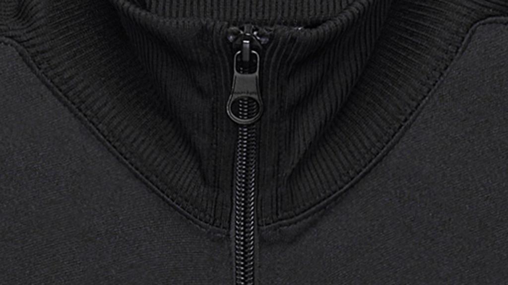 Zoom sur une veste noire Courrèges à fermeture éclair, symbole de style contemporain chic.