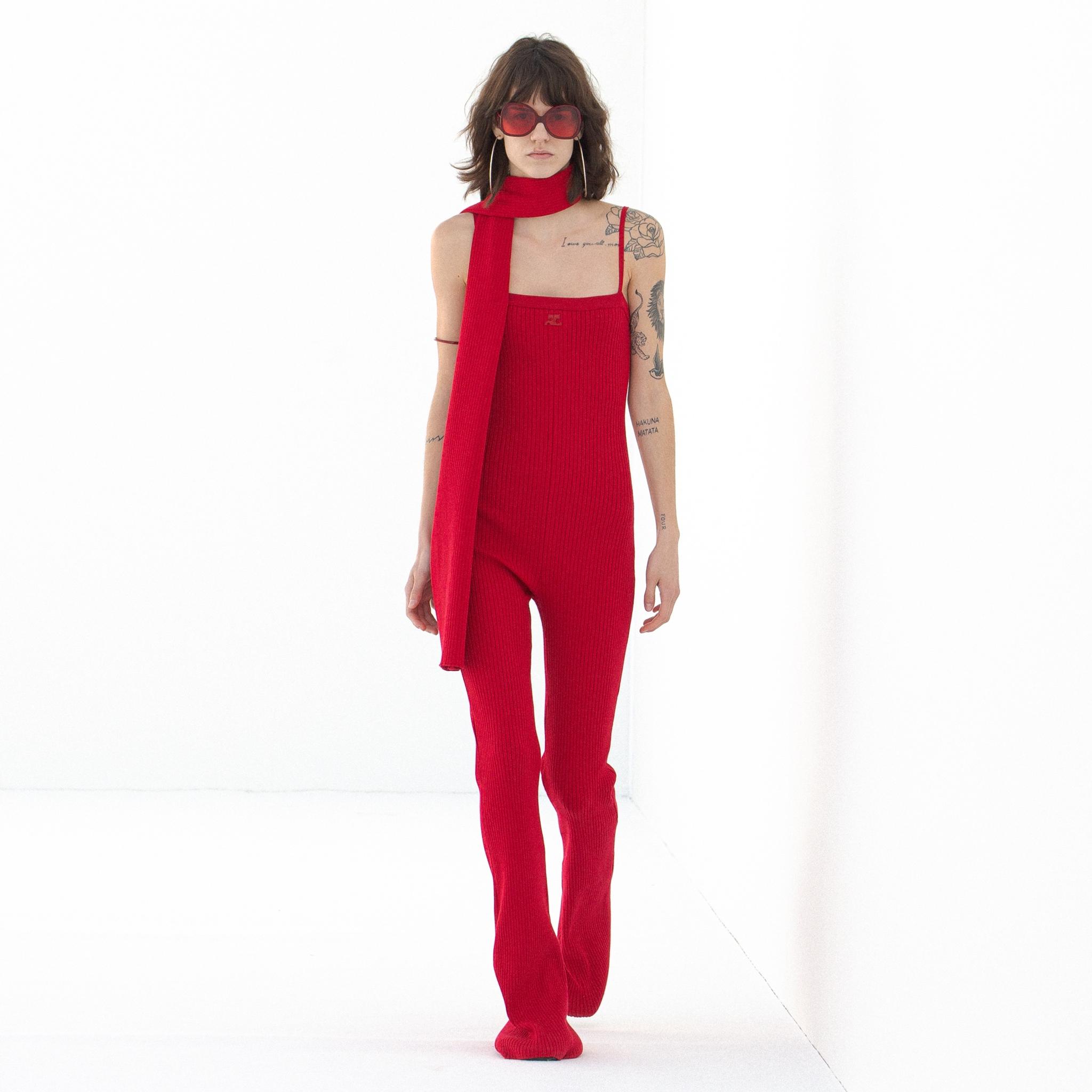 Combinaison rouge élégante avec écharpe assortie, idéale pour le site ecommerce de mode Courrèges.