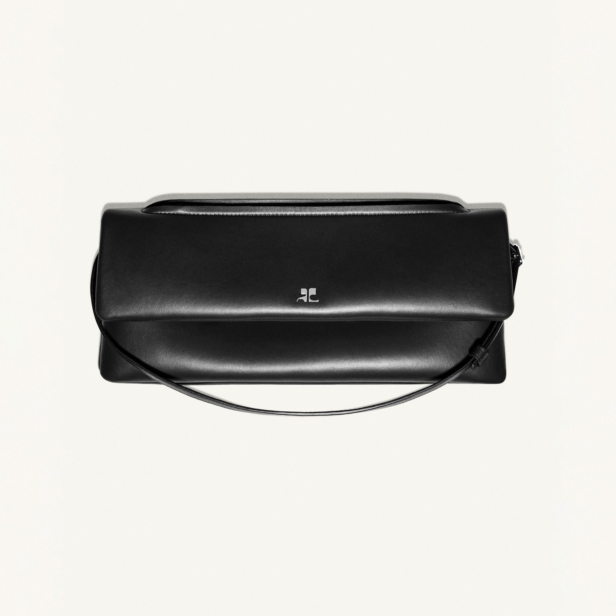 Sac clutch en cuir noir élégant de Courrèges, idéal pour accessoires chic sur un site e-commerce.