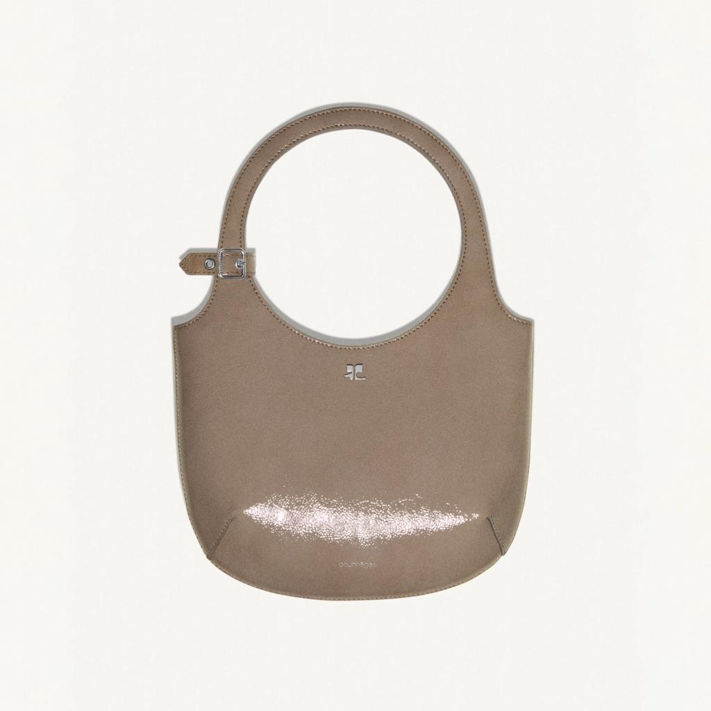 Sac à main beige en cuir élégant avec design minimaliste, présenté sur le site Courrèges.