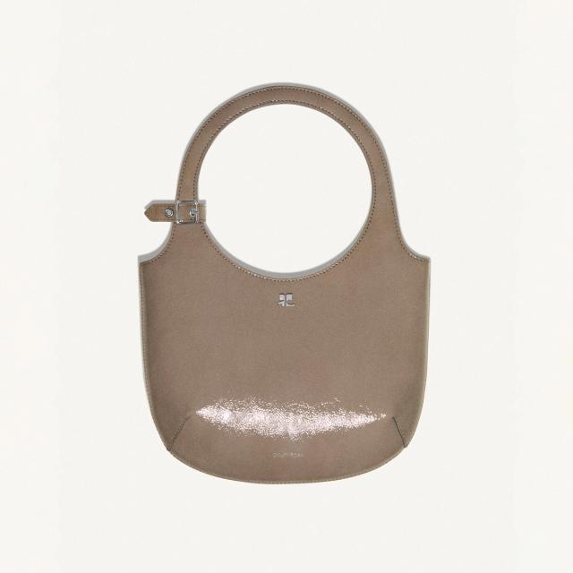 Sac à main beige en cuir élégant avec design minimaliste, présenté sur le site Courrèges.