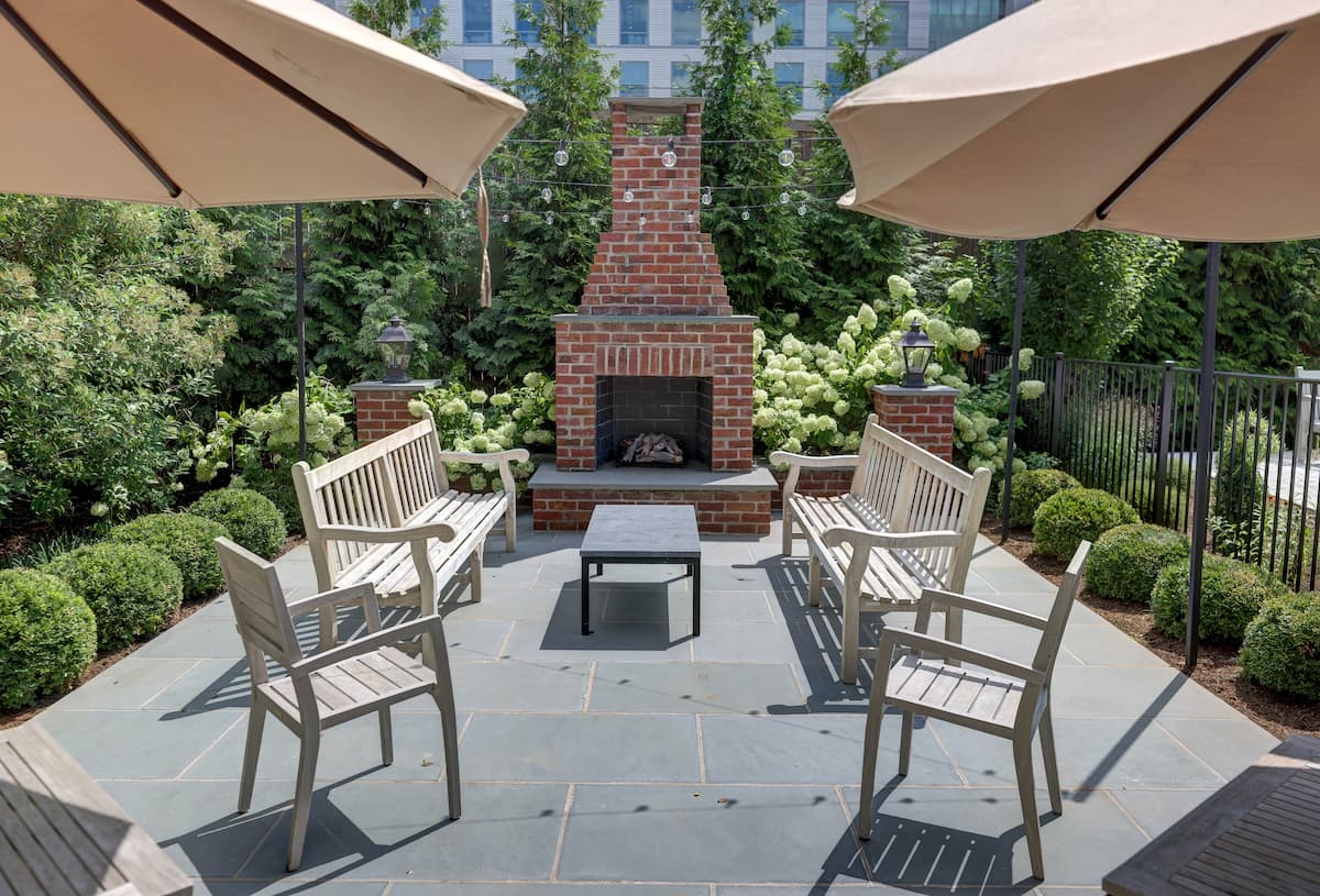 Outdoor gas fireplace