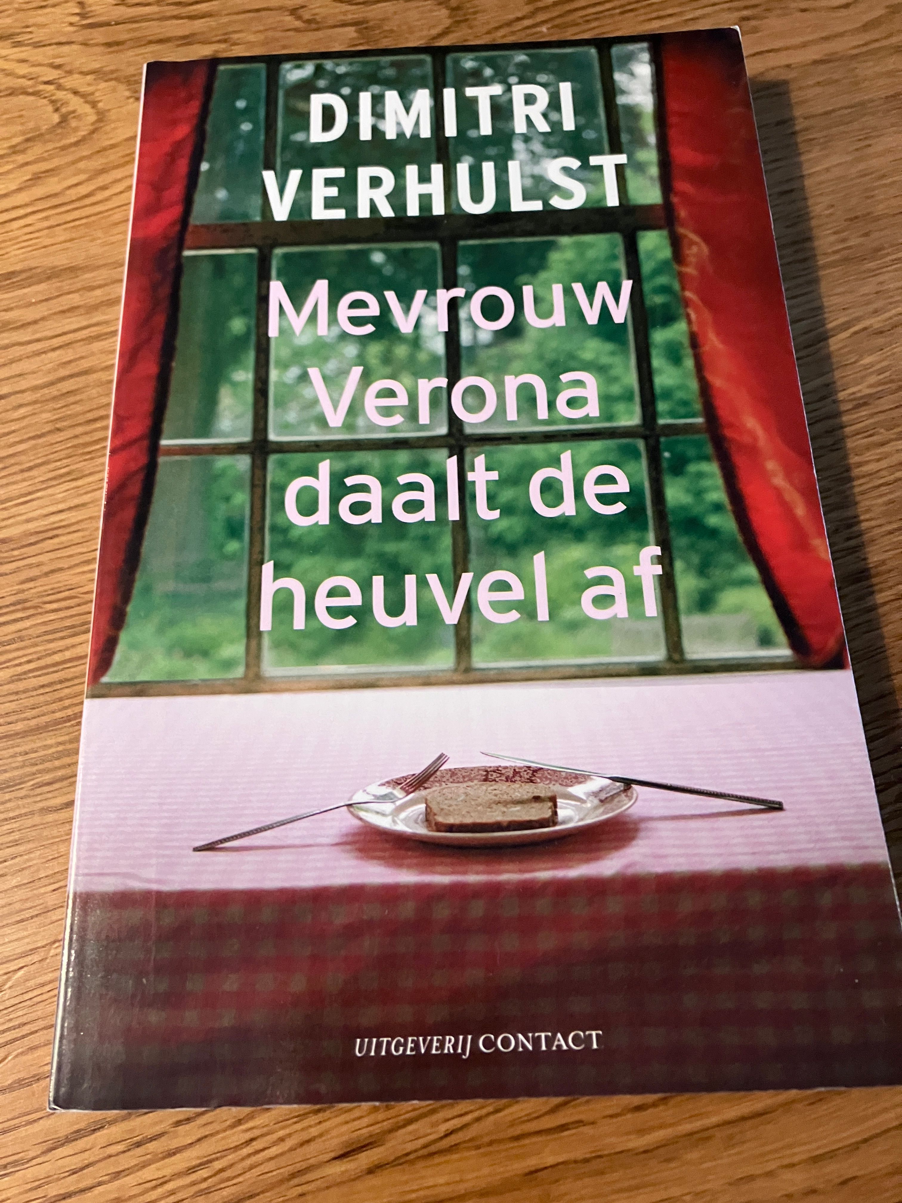Mevrouw Verona daalt de heuvel af