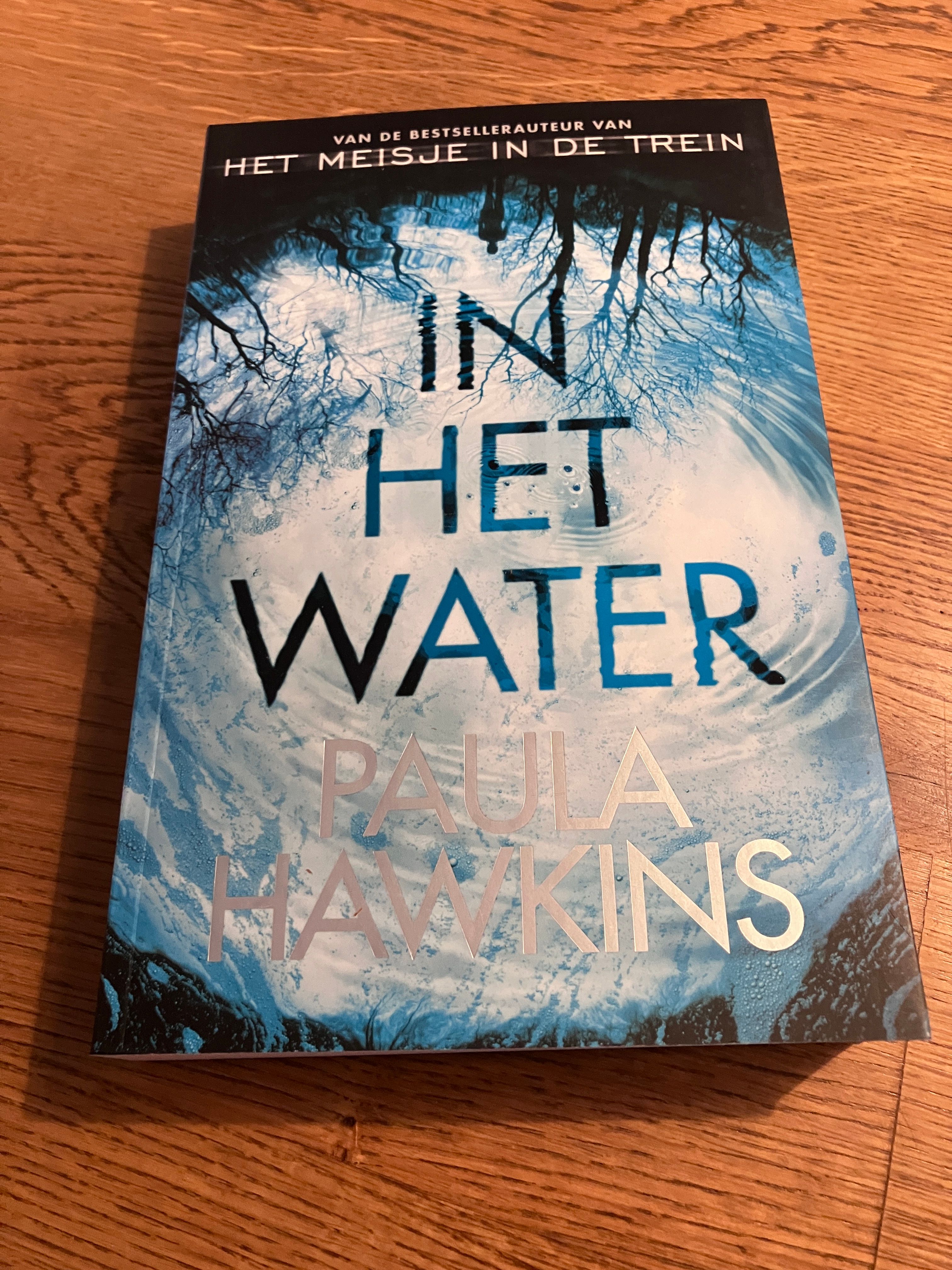 In het water