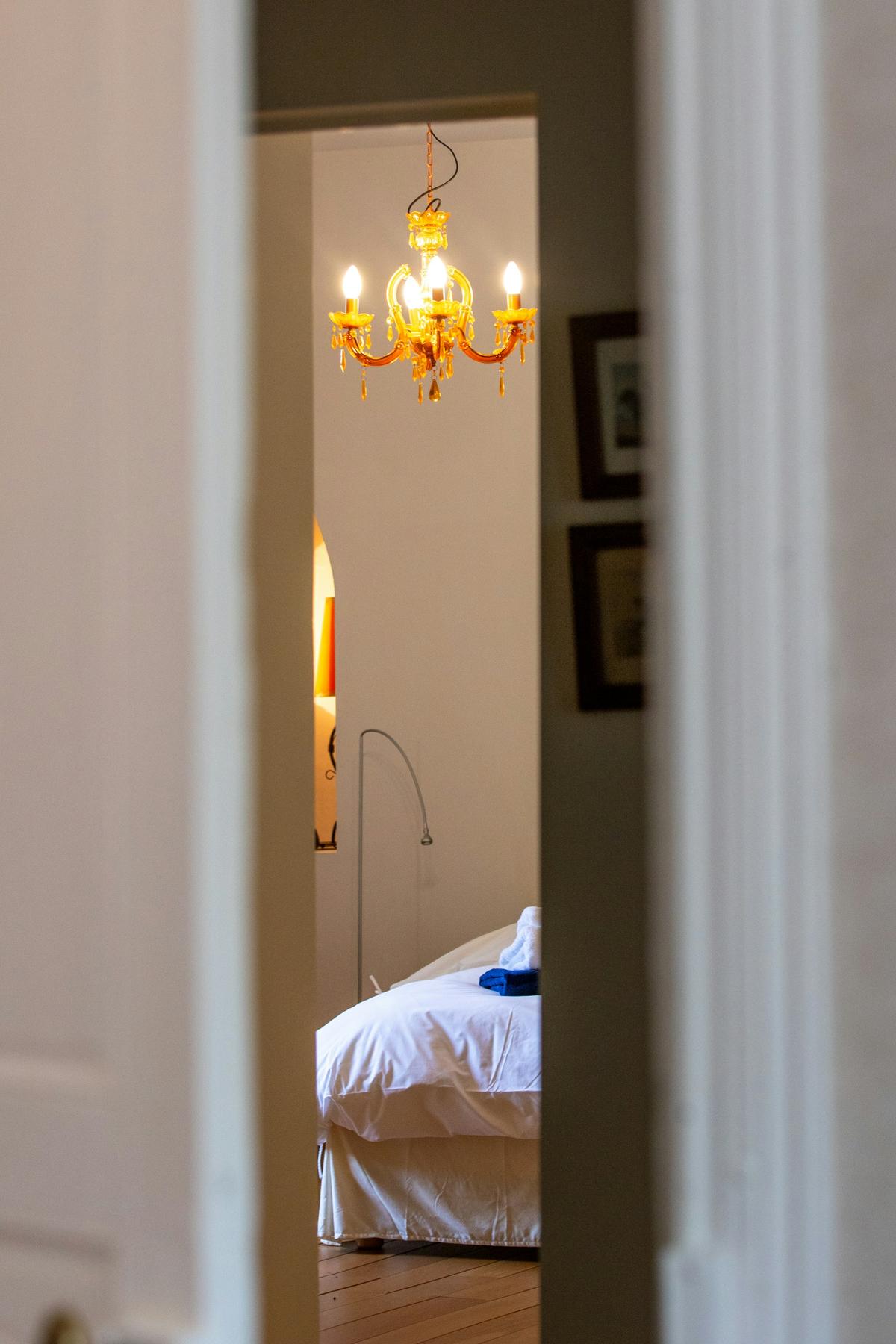 Une chambre aperçue par une porte entrouverte