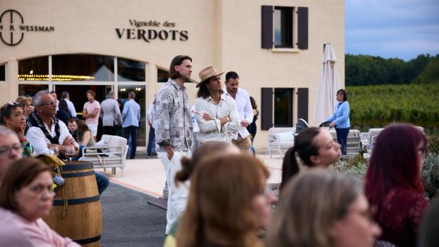 Guests gathering outside the Vignoble des Verdots