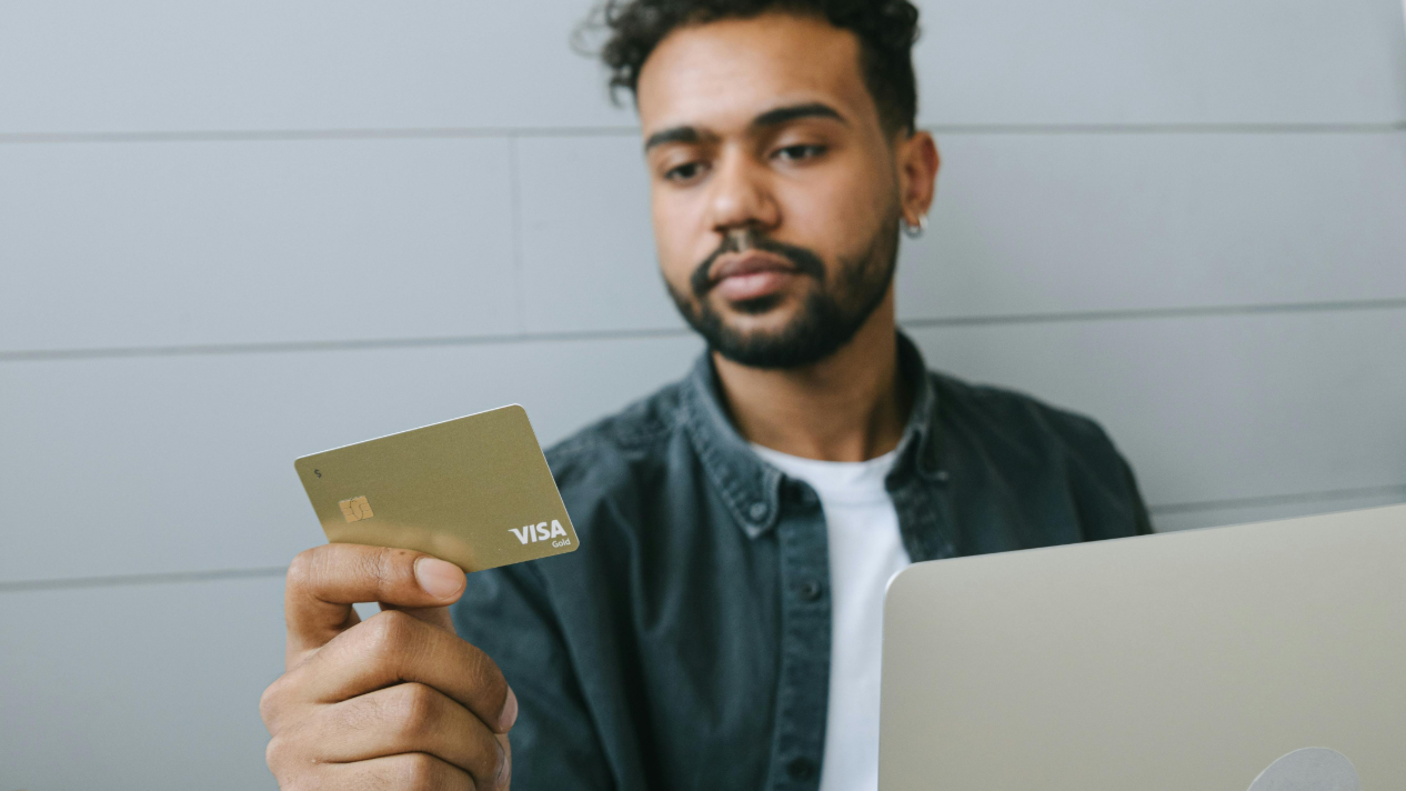 An Online Shopper looking at Visa Card, considering a Chargeback Dispute