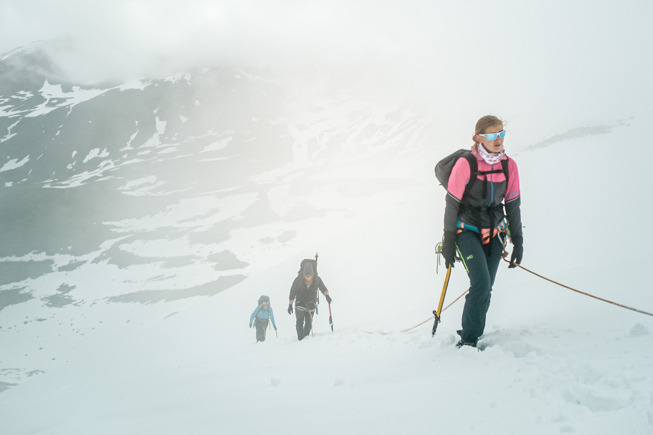 Bergsteigerinnen bei einem Gletscherkurs in der Silvretta