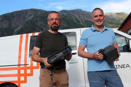 Steinar og Eivind viser måleinstrument som står rundt om i strømnettet på Helgeland