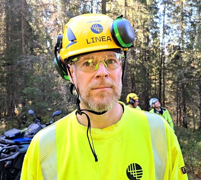 Eskil Strøm ute på befaring i skogen