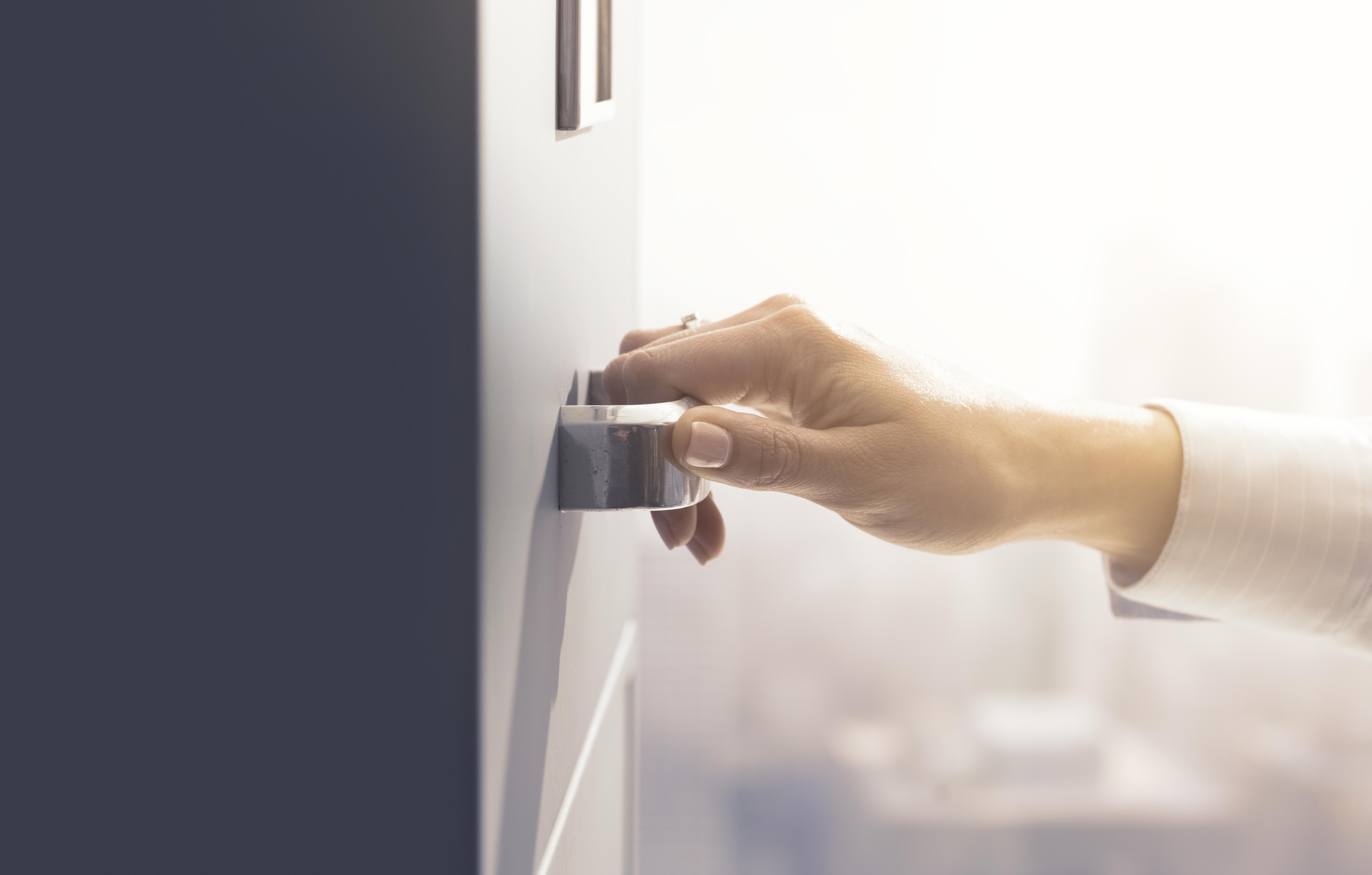 En dame som åpner et arkivskap