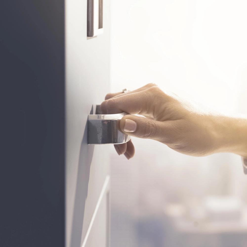 En dame som åpner et arkivskap