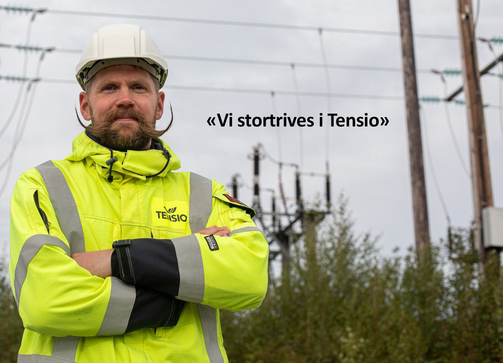 Montør foran høyspentlinjer