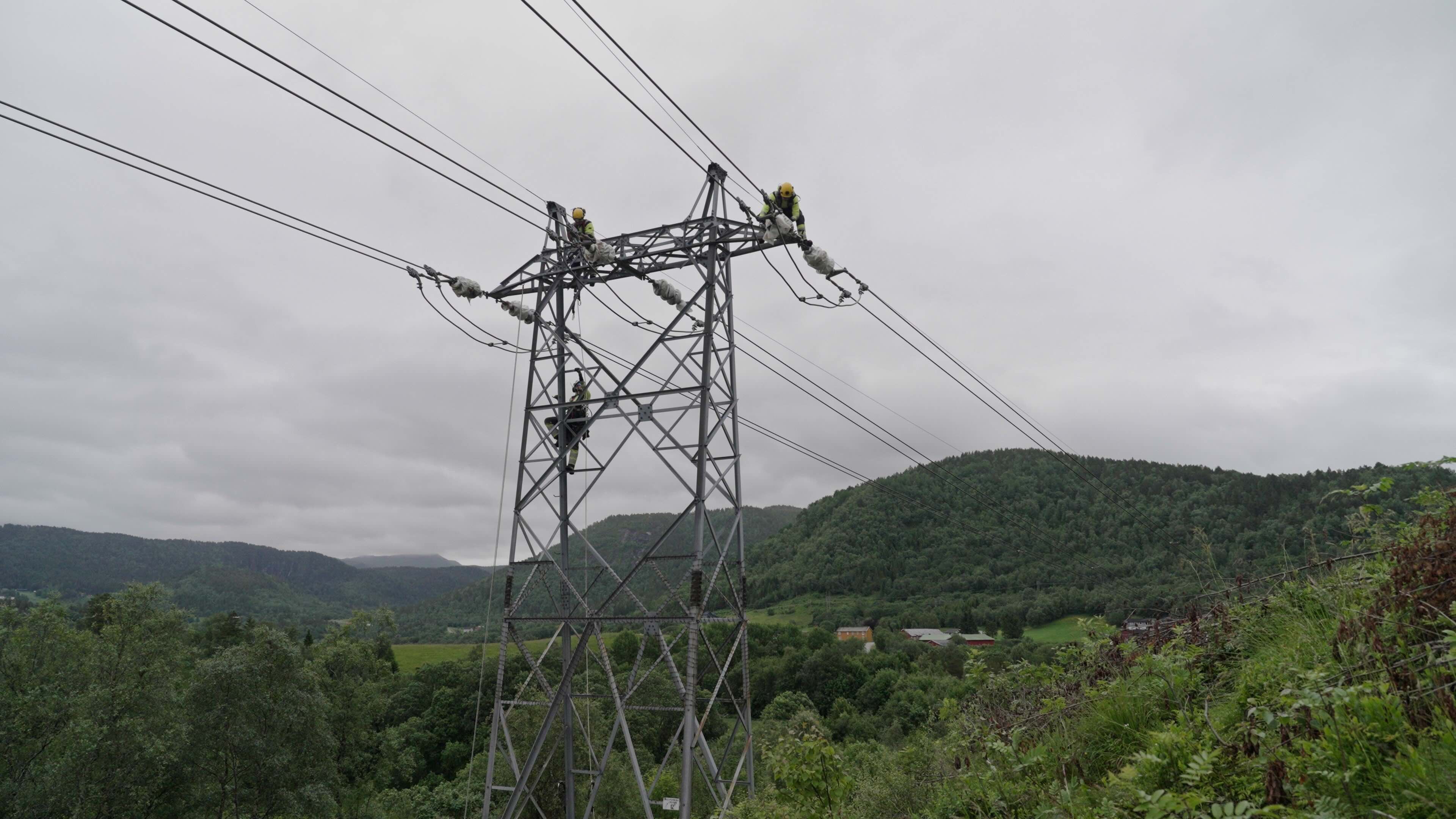 Bilde av noen Tensio-montører oppe i en høyspentmast