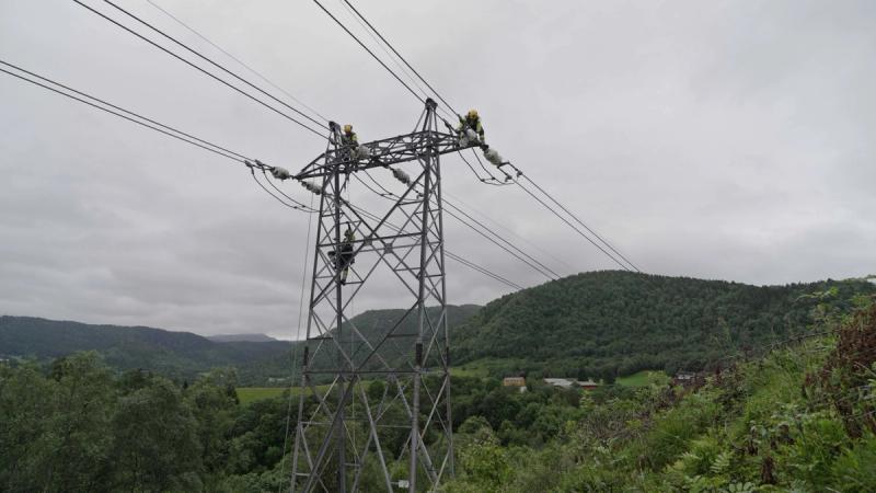 Bilde av noen Tensio-montører oppe i en høyspentmast