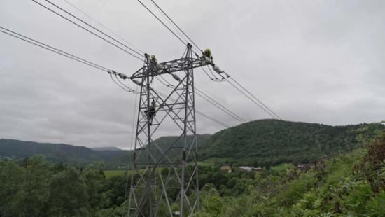 Bilde av noen Tensio-montører oppe i en høyspentmast