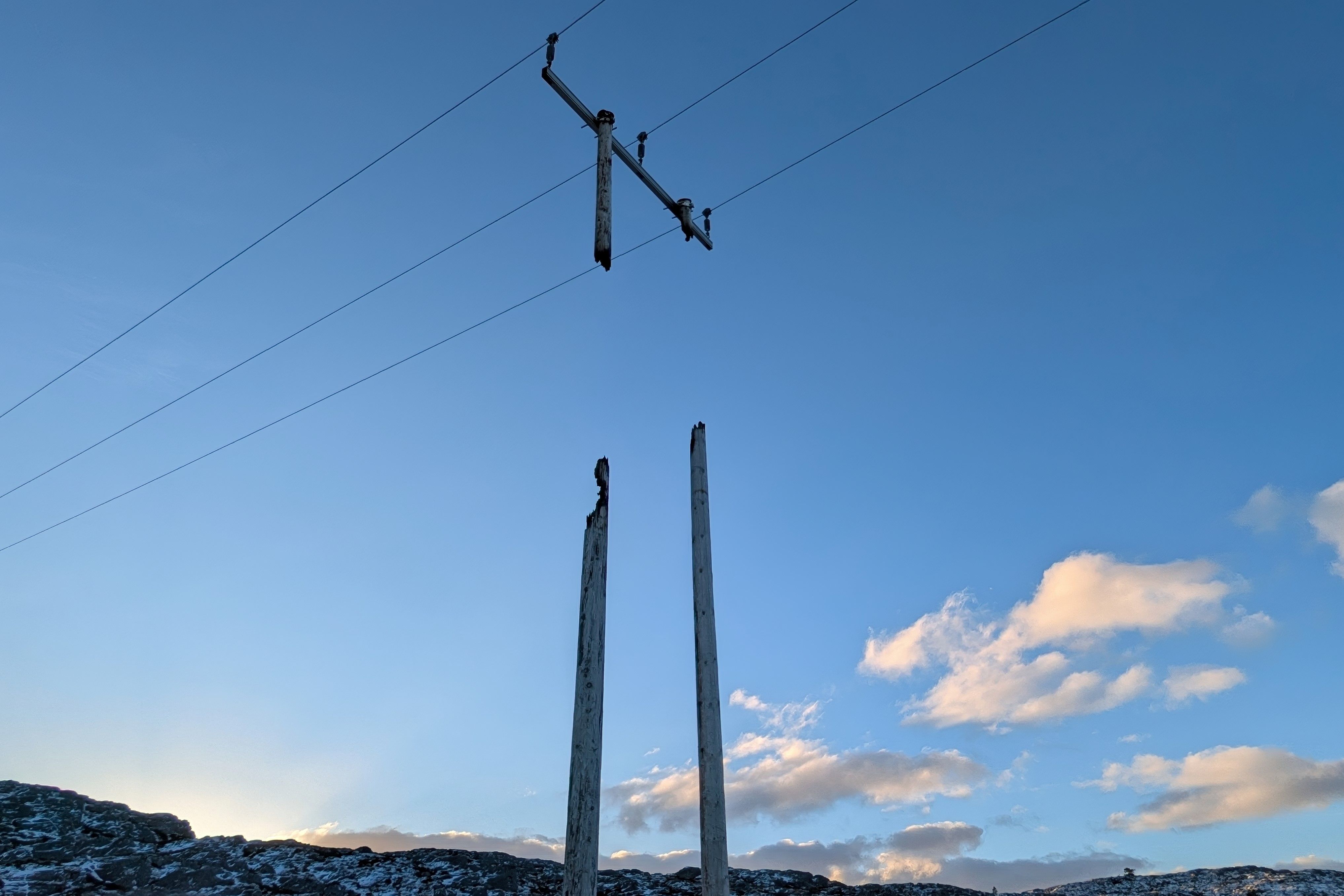 Bilde av en ødelagt strømmast