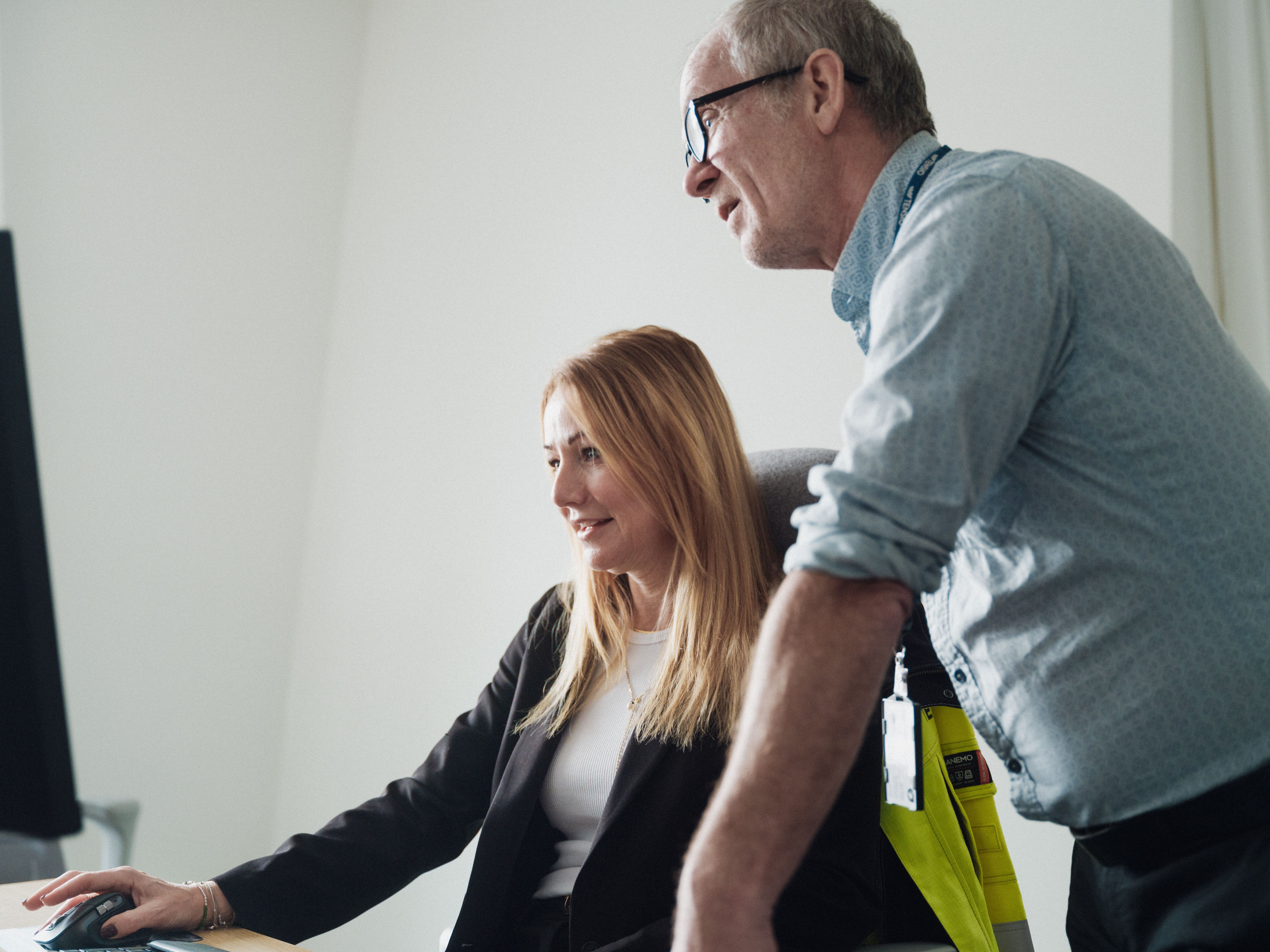 To Tensio-kolleger som sammen ser på en pc-skjerm