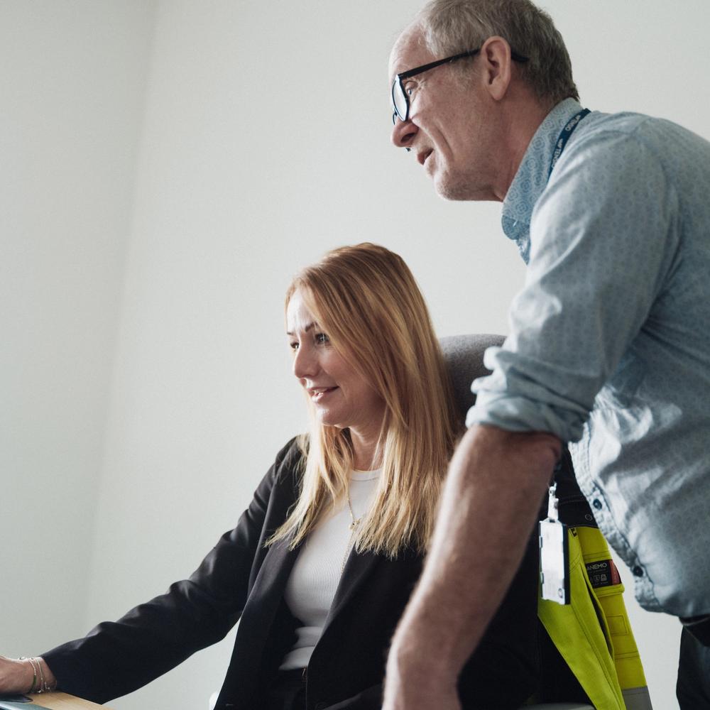 To Tensio-kolleger som sammen ser på en pc-skjerm