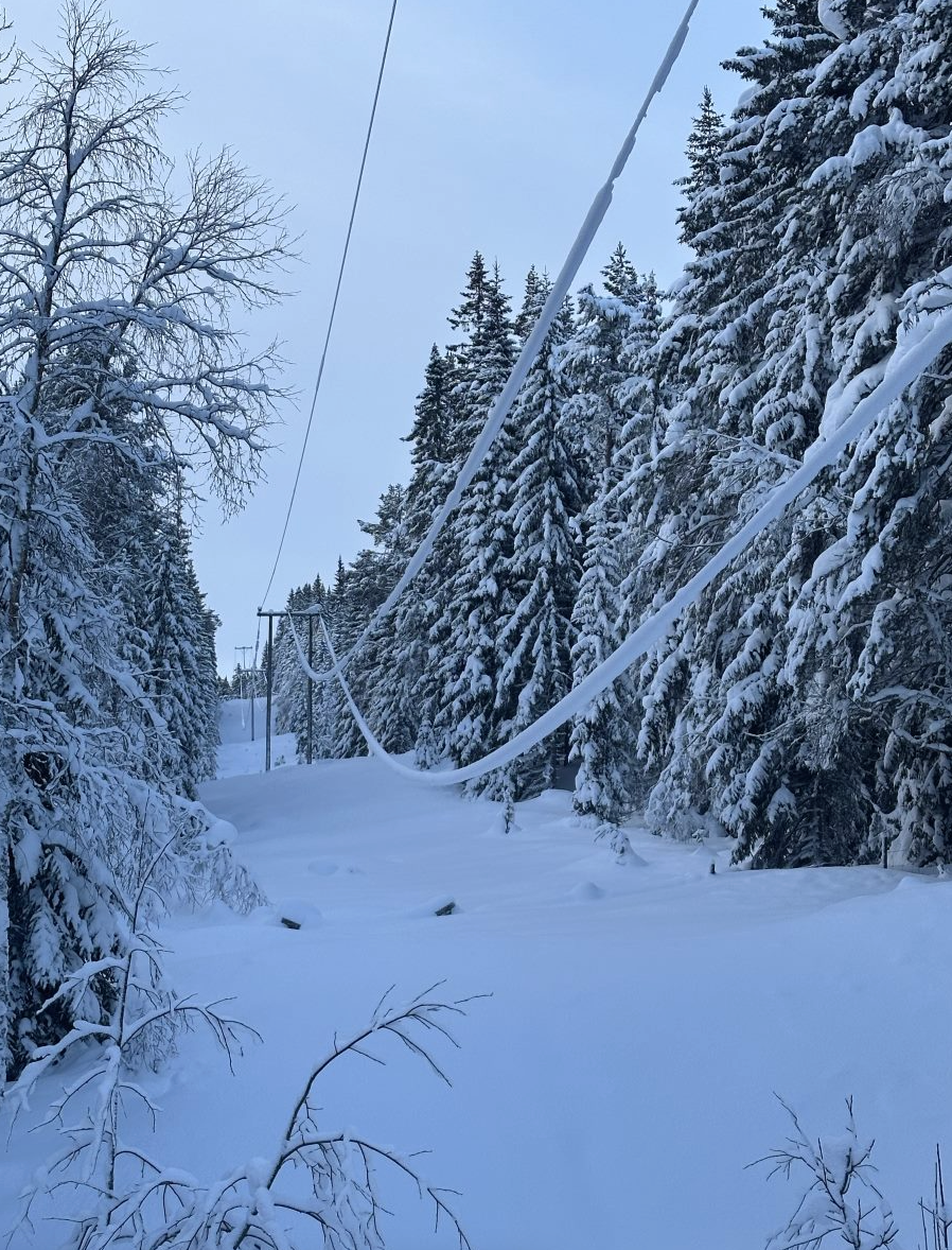 Stor snømengde på linjene gjør at linjene henger mye lavere