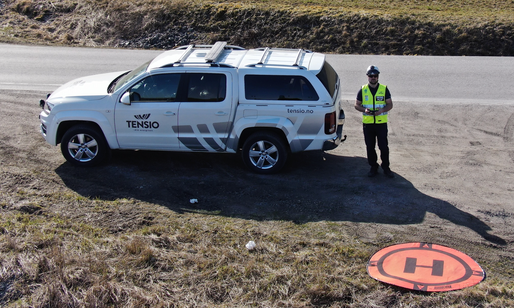 Tensiomontør som er ute å flyr drone