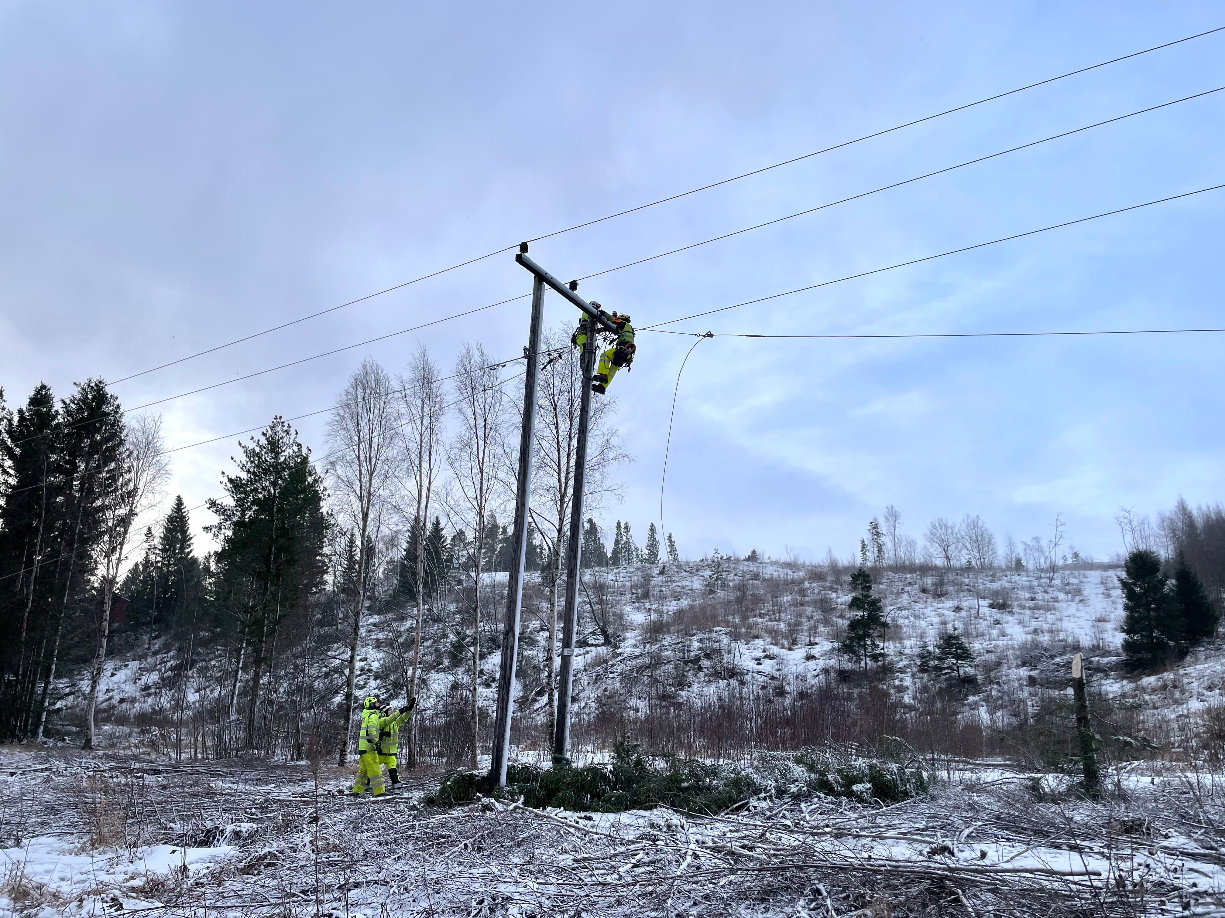Tensio-montører i arbeid for å gi kundene strømmen tilbake