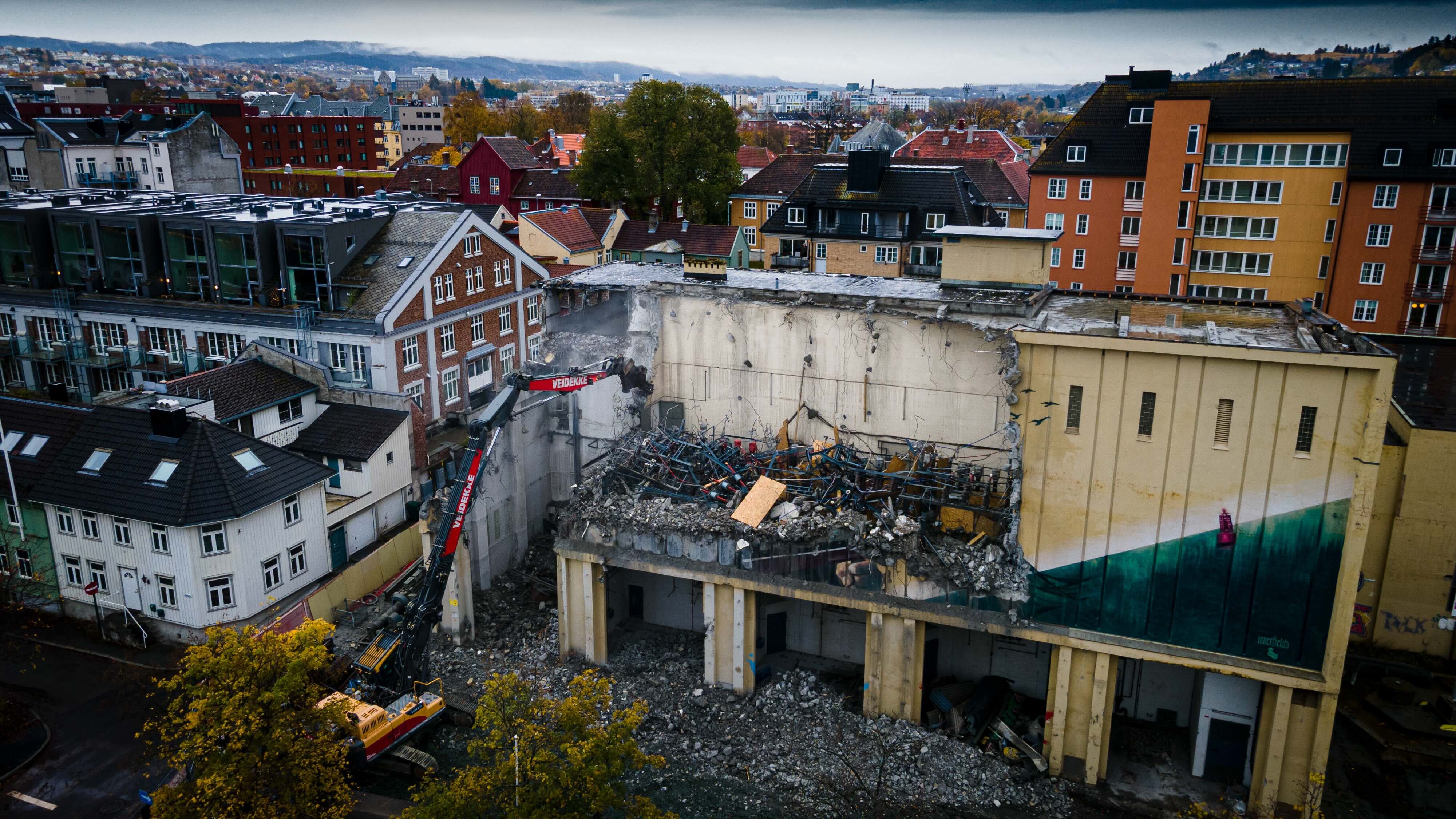 Bilde av gamle vestbyen trafostasjon da den ble revet 