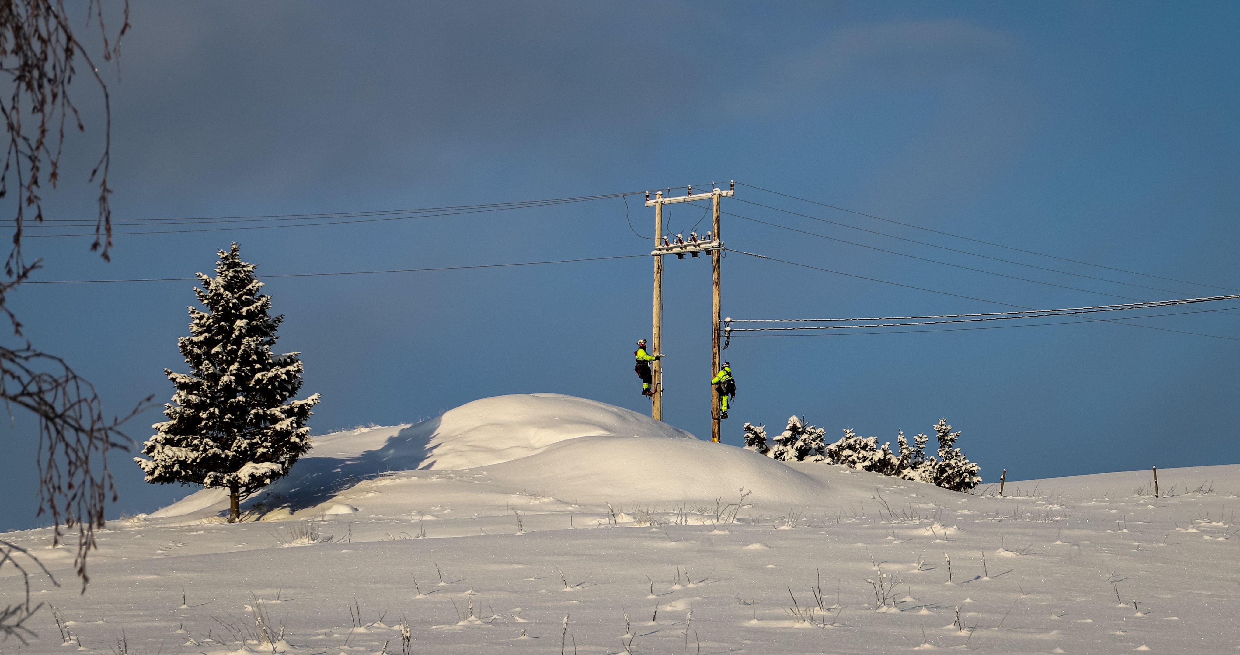 Tensio sitt mannskap jobber i en strømstolpe