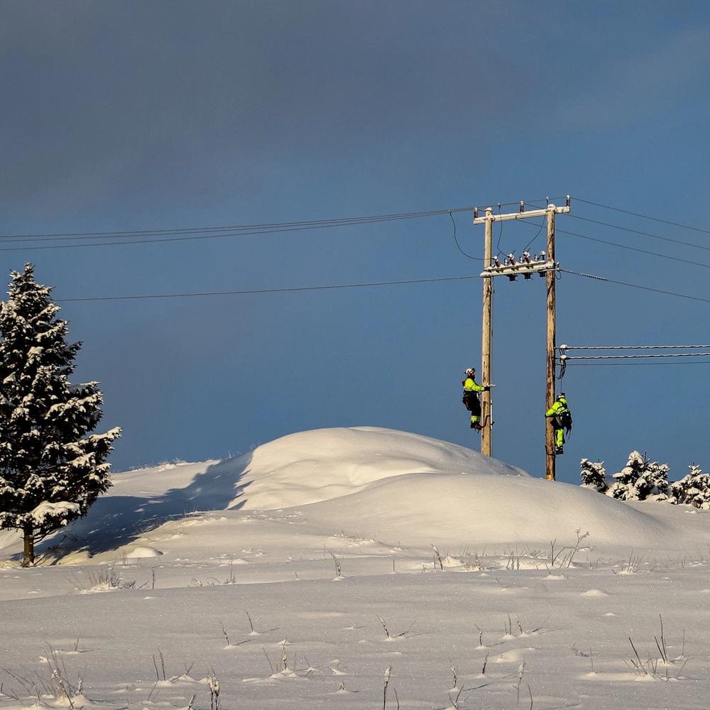 Tensio sitt mannskap jobber i en strømstolpe