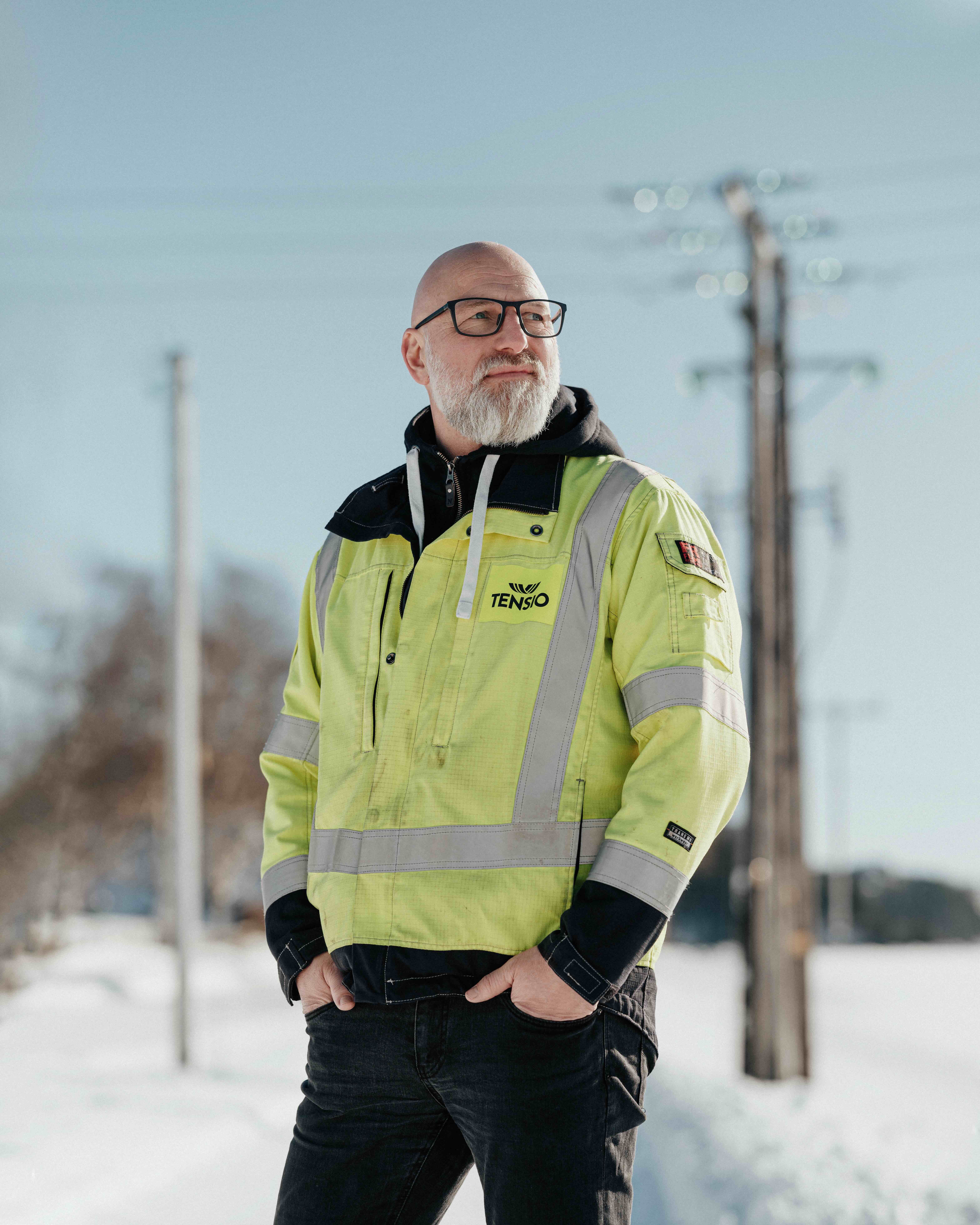 Tensio-ansatt i front av en strømmast