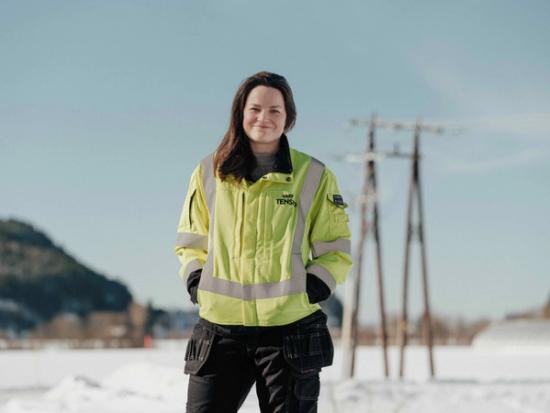 Tensio-ansatt i front av en strømmast