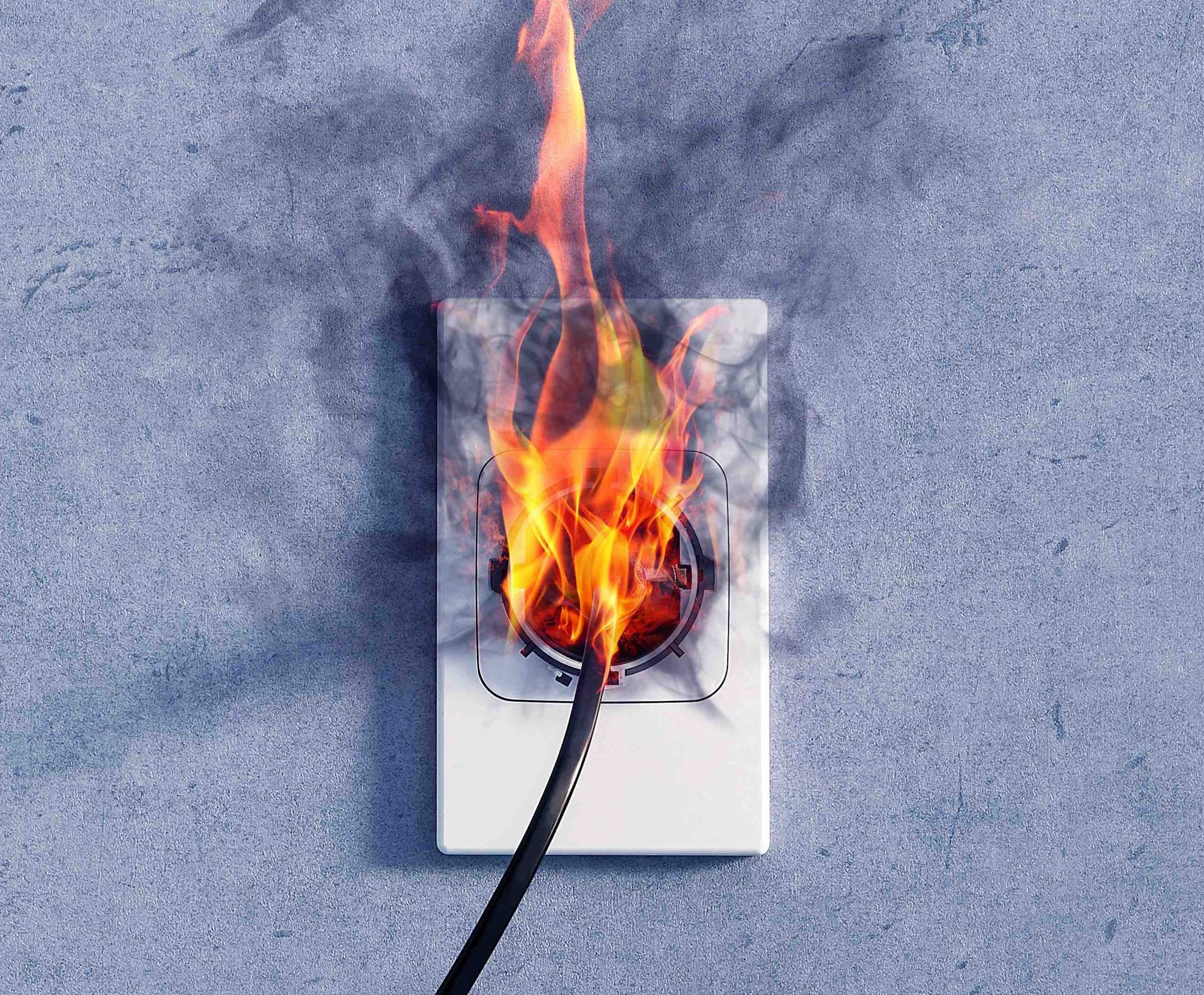 En stikkontakt som står i flammer