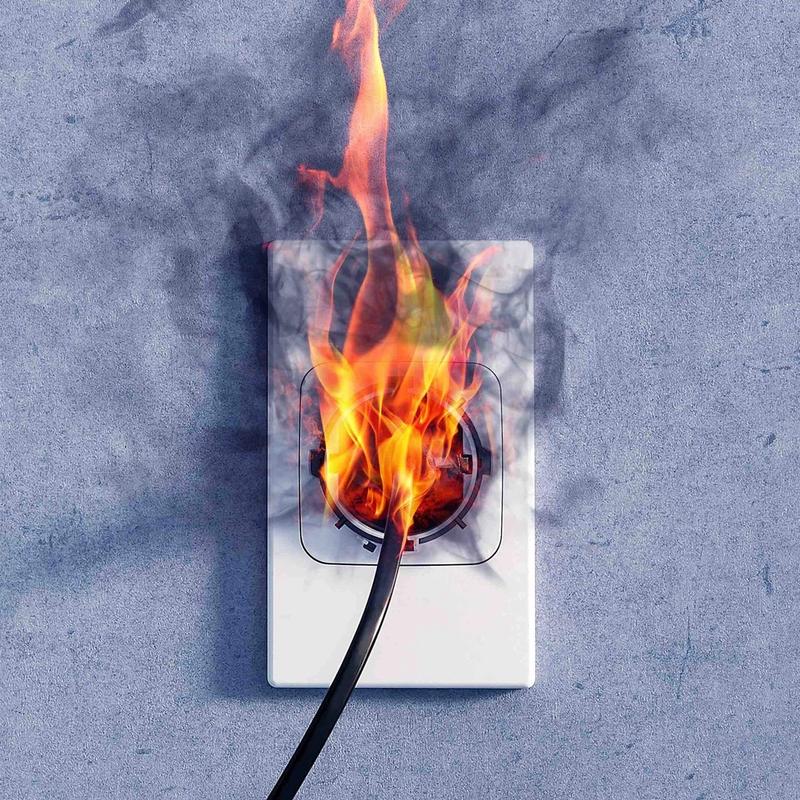 En stikkontakt som står i flammer