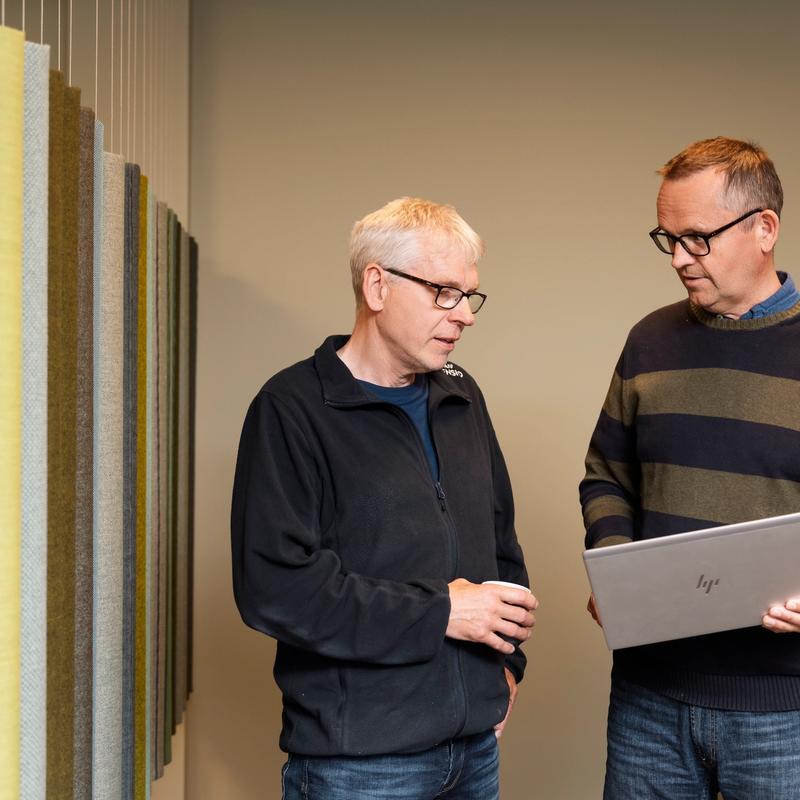 To personer som diskuterer innholdet på en PC