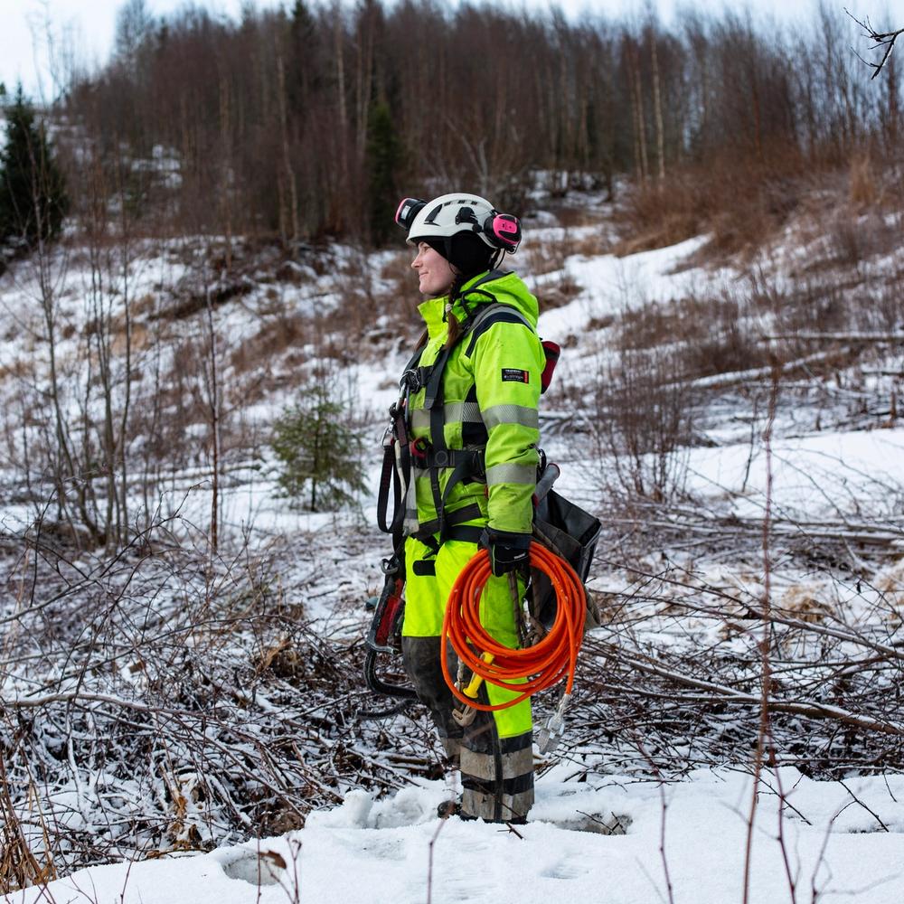 Montør ute på feilrettingsoppdrag