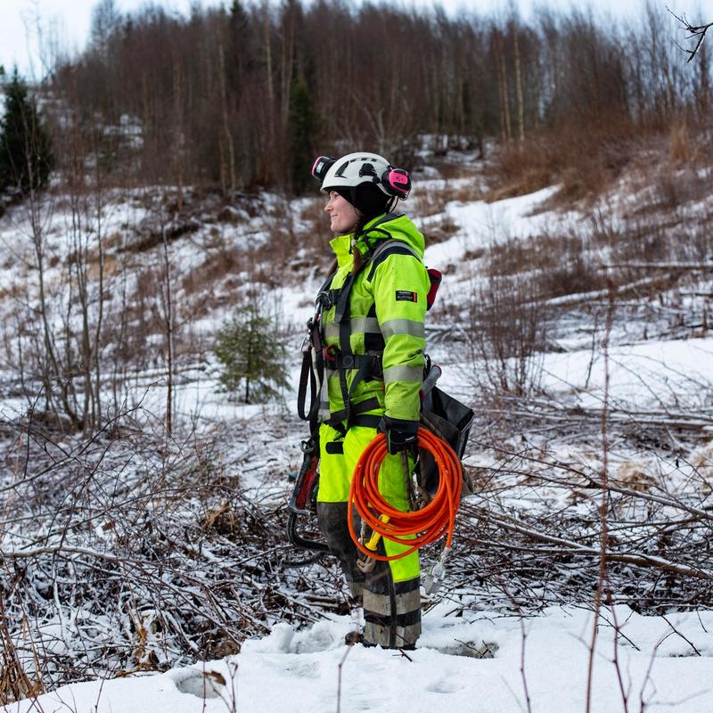 Montør ute på feilrettingsoppdrag