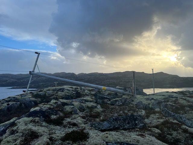 En høyspentmast som ligger på bakken