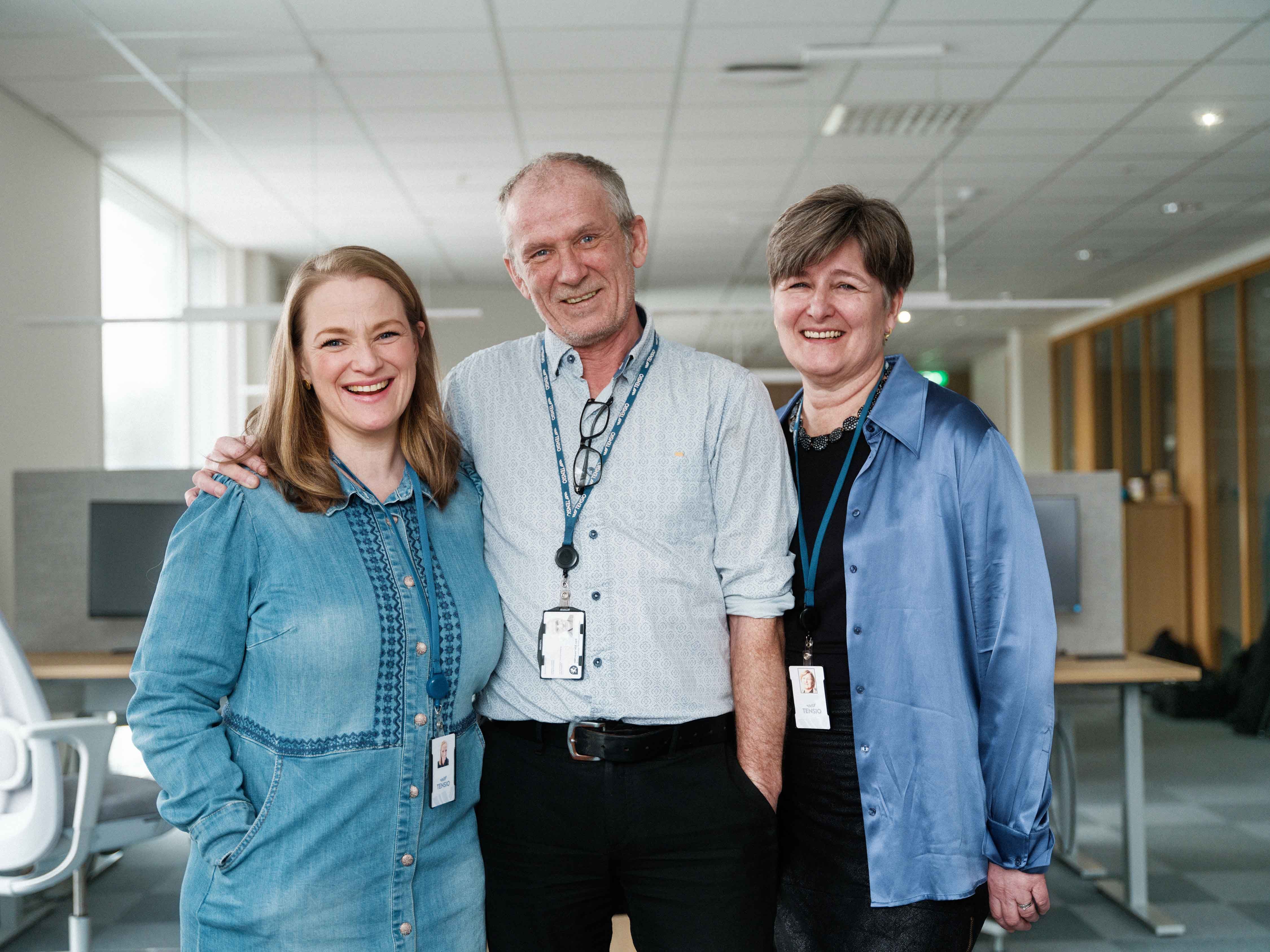 Tre flotte Tensio-ansatte inne i et kontorlandskap