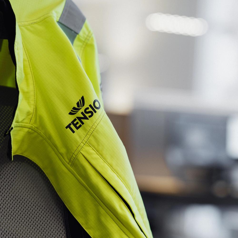 Tensio-jakke hengende på en stol