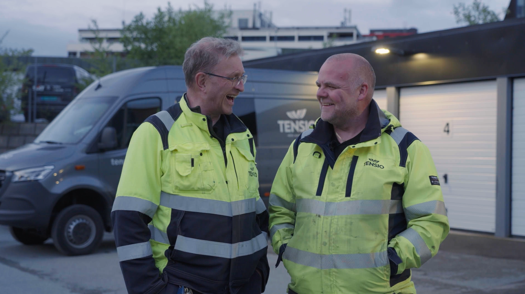 To Tensio-kollegaer som snakker sammen på jobb