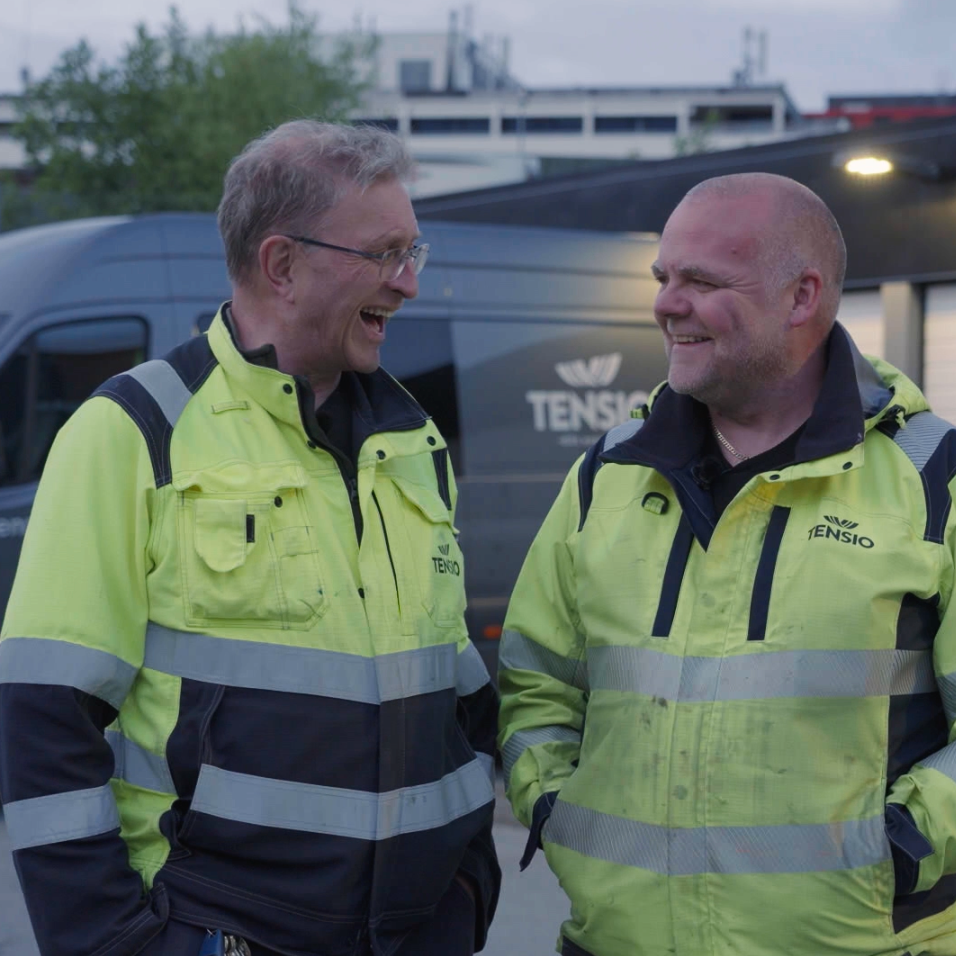 To Tensio-kollegaer som snakker sammen på jobb