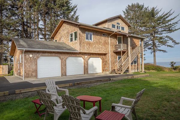 Once Upon a Tide Vacation Rental overlooking Lighthouse Beach