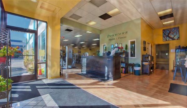 welcoming front desk at downtown health & fitness