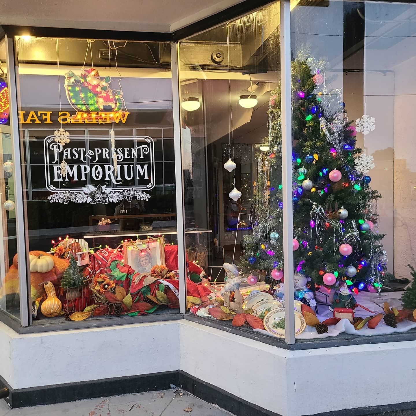 Coos Bay's newest antique shop dressed for the holidays!